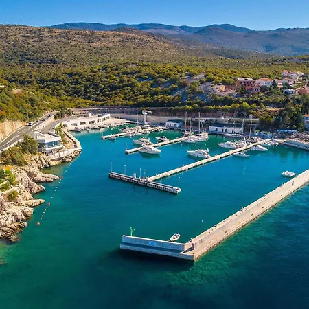 Gorgeous In Apartment Novi Vinodolski