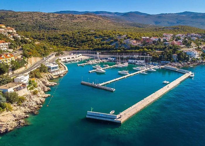 Gorgeous In Apartment Novi Vinodolski